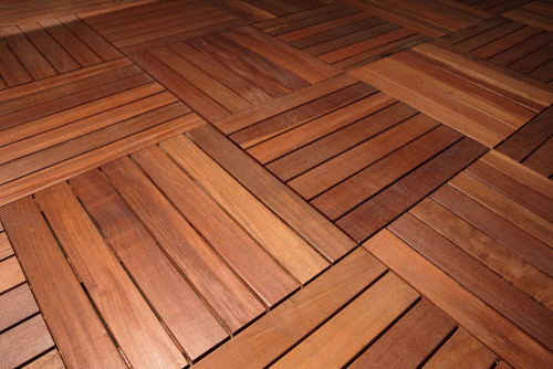 Mattonelle in legno per decking di terrazze e balconi